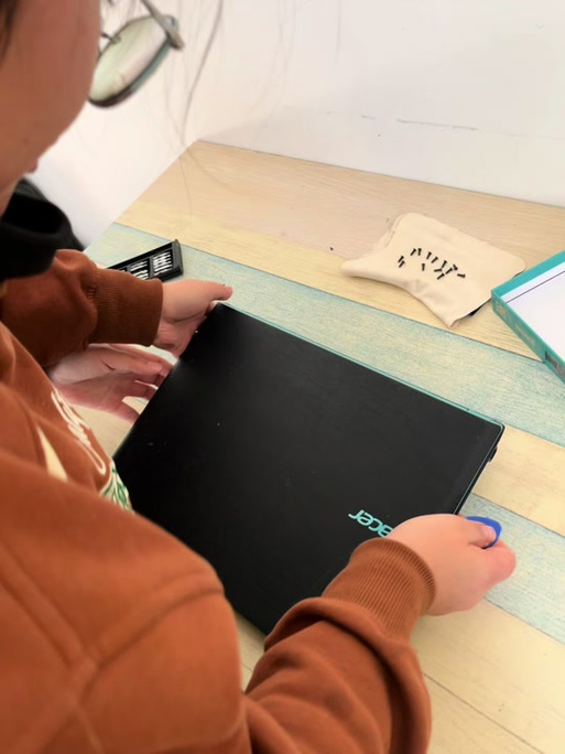 宏碁V5471G拆机教程详细步骤有哪些?-图1 宏碁V5471G拆机教程详细步骤有哪些?-图1