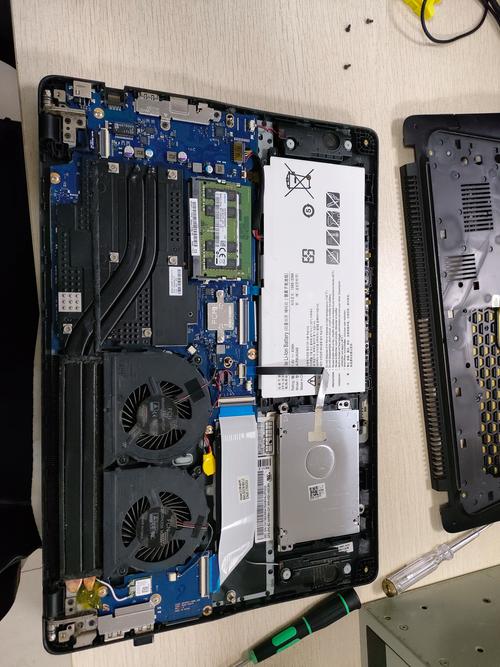 三星355v5c怎么拆机?-图1 三星355v5c怎么拆机?-图1