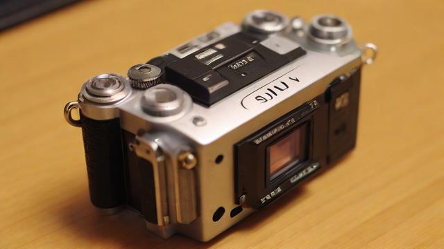 Konica C35相机如何正确安装电池？