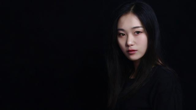 如何调整手机屏幕以减少白光亮度?